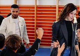 Ilia Topuria, junto a Isabel Díaz Ayuso, en una visita a un colegio