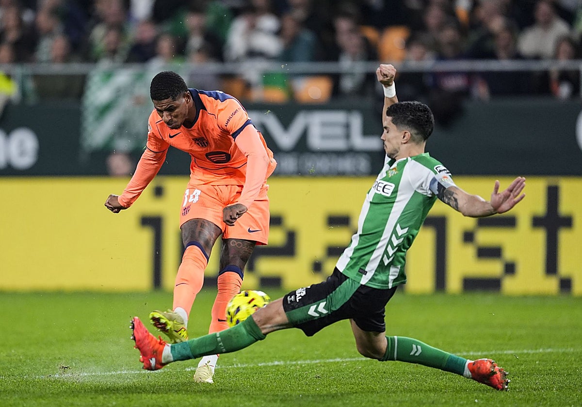 El disparo de Rashford que acaba en penalti por manos de Bartra tras rebotarle el balón en el muslo