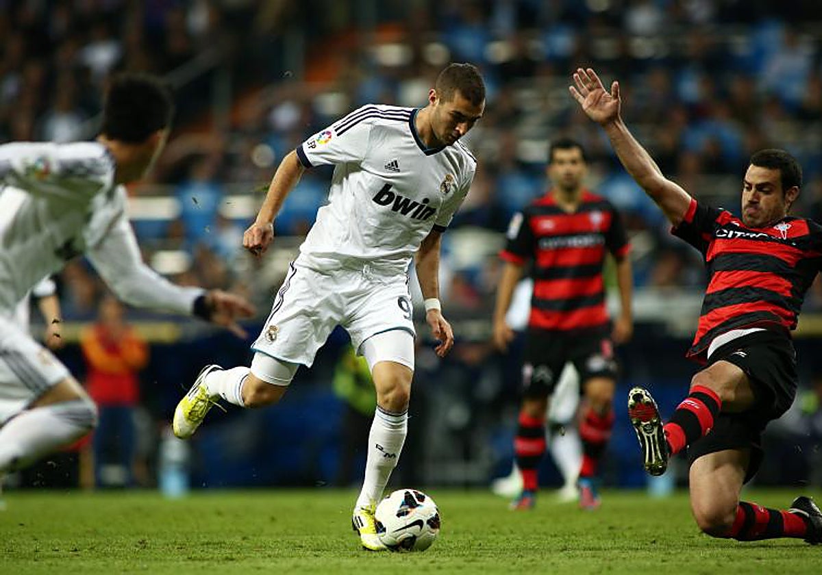 Benzema intenta el disparo ante Túñez en el Real Madrid- Celta de la 2012-13 en el Bernabéu, con victoria madridista por 2-0