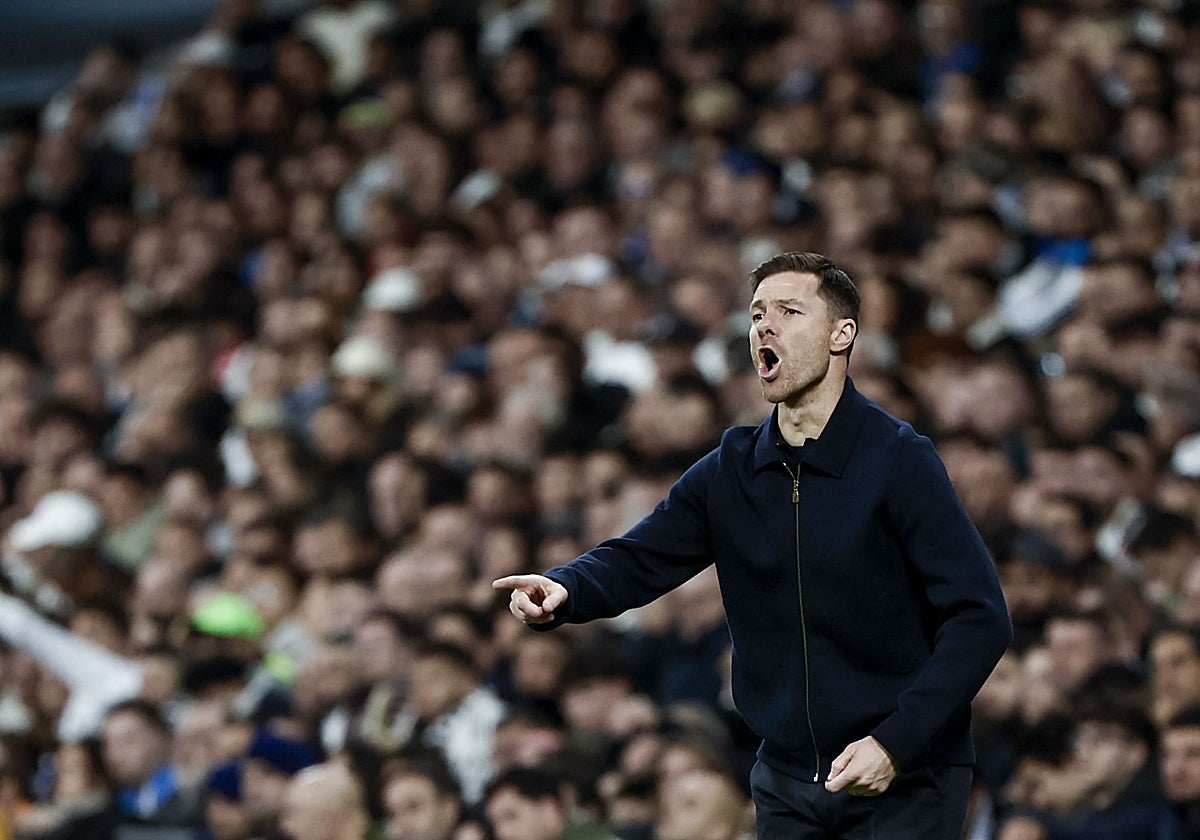 Xabi Alonso, dando indicaciones durante la primera mitad del Madrid - Celta