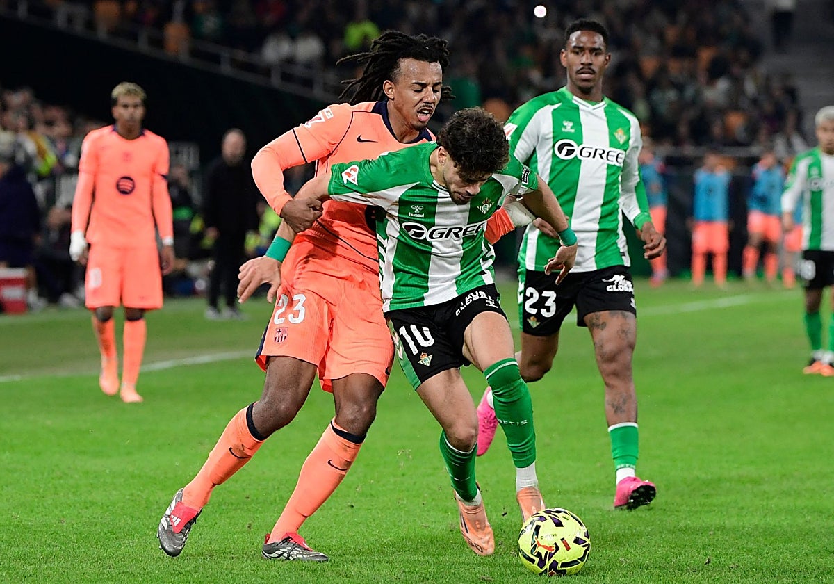 El Betis pasó del enfado por el penalti de Bartra al primero a favor de la temporada