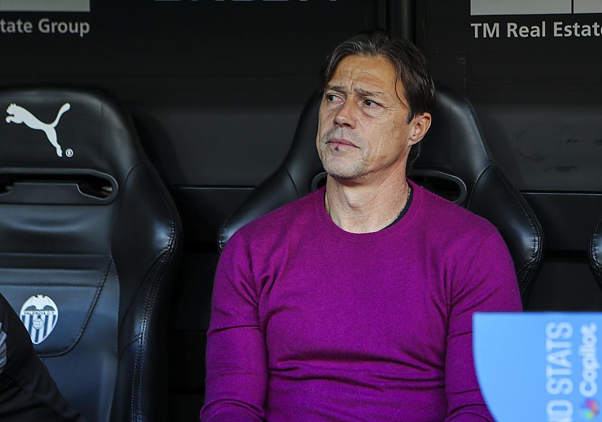 Matías Almeyda, en el banquillo de Mestalla durante el Valencia - Sevilla de LaLiga