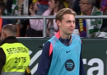 La perplejidad de los jugadores del Barcelona en el penalti por mano de Bartra