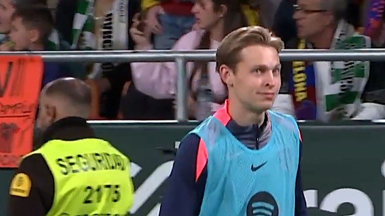 La perplejidad de los jugadores del Barcelona en el penalti por mano de Bartra