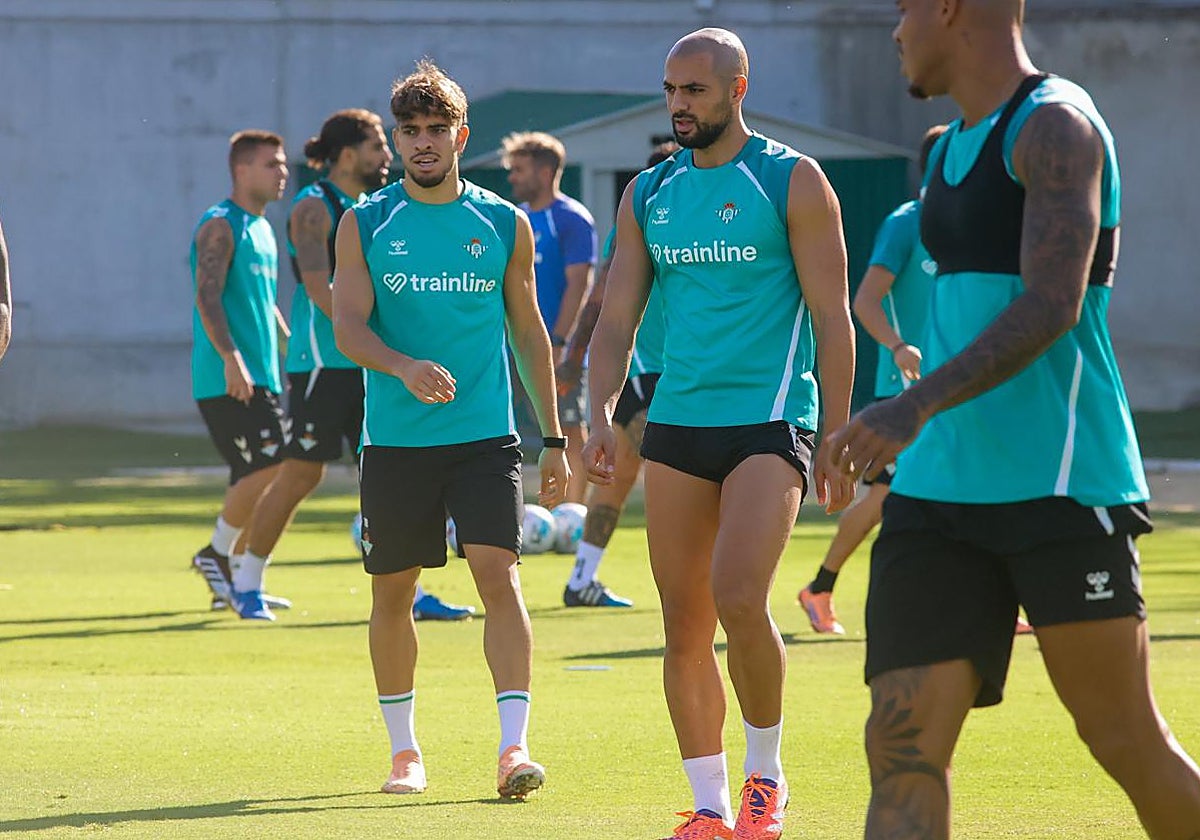 Abde y Amrabat, en un entrenamiento del Betis