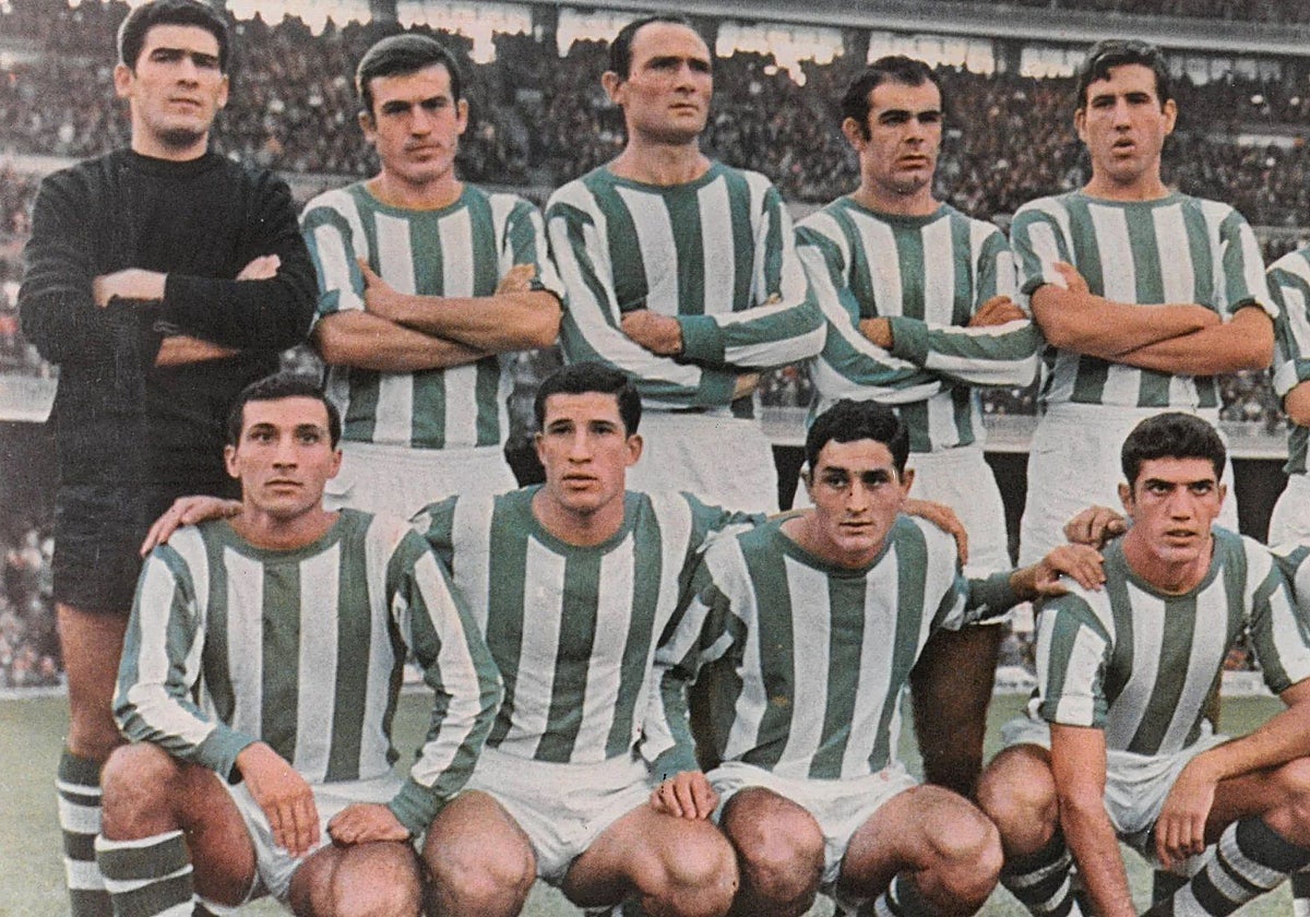 Manolo Villanova, primero por la izquierda, portero del Real Betis en el Camp Nou de Barcelona en octubre de 1967