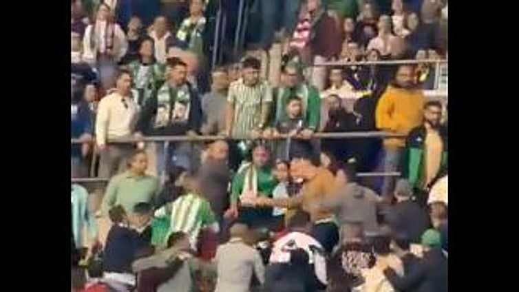 Terrible agresión  a un aficionado culé durante el Betis-Barça en La Cartuja
