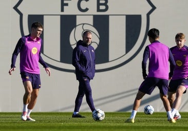 Hansi Flick dirige el entrenamiento de este lunes