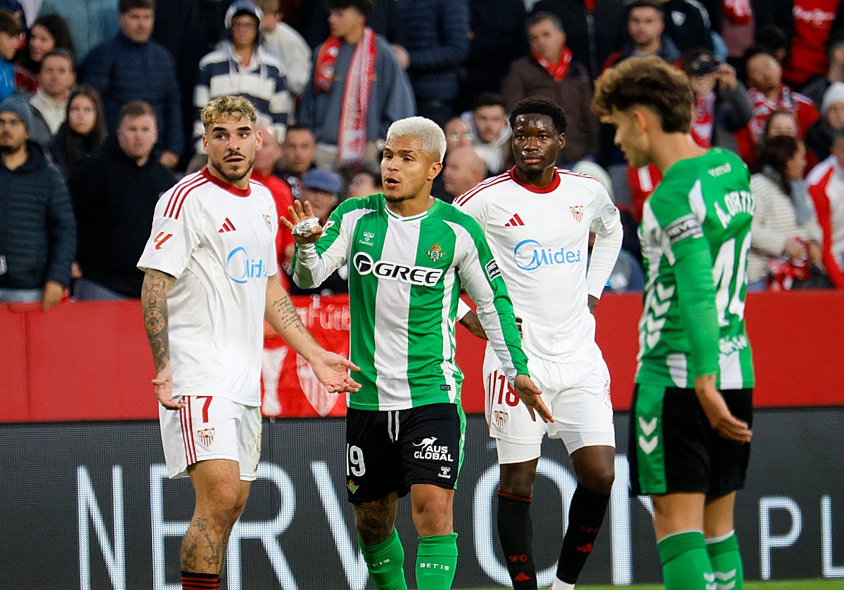 Isaac, Cucho, Agoumé y Ortiz en el último Sevilla - Betis