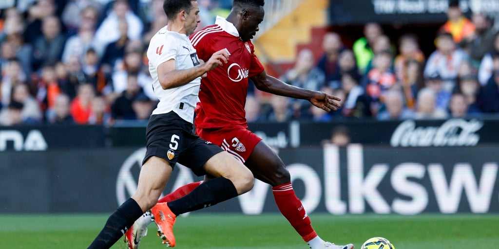 Sevilla FC: El nivel de Akor remarca la necesidad de un 9 en el mercado invernal