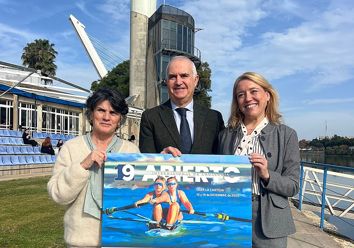 Carmen Ortiz, Fernando Briones y María Tena posan en el CEAR de la Cartuja con el cartel del evento