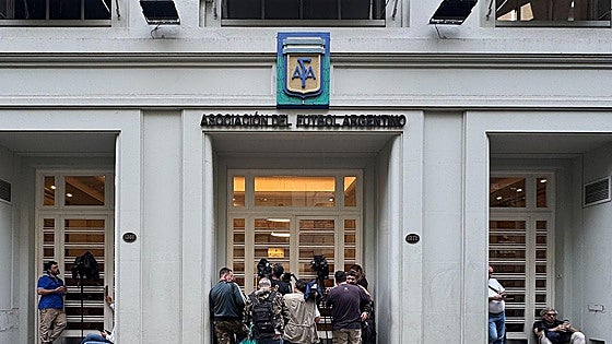La Justicia argentina encuentra más de 40 coches de lujo en una mansión vinculada a las autoridades de la AFA