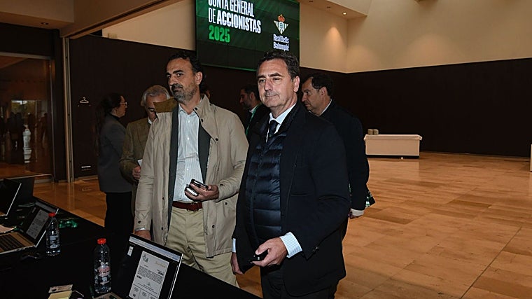 Caro Ledesma, who is no longer represented in the city council, votes in favor of Haro and Catalán