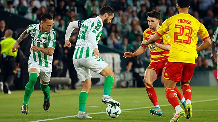 Isco controls the ball in Conference League Betis-Jagiellonia 24-25