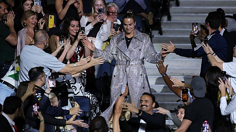 Sabalenka walks down the steps of the Dubai Pavilion in a colorful outfit