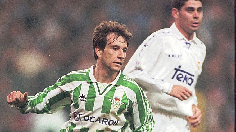 Alfonso em partida contra o Madrid em 1997, com Fernando Hierro ao fundo.