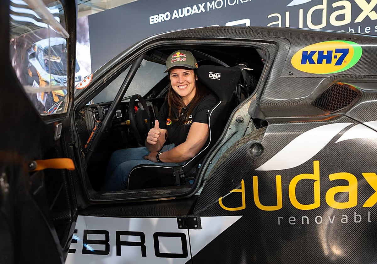 Laia Sanz posa para ABC dentro del coche que pilotará durante este Dakar