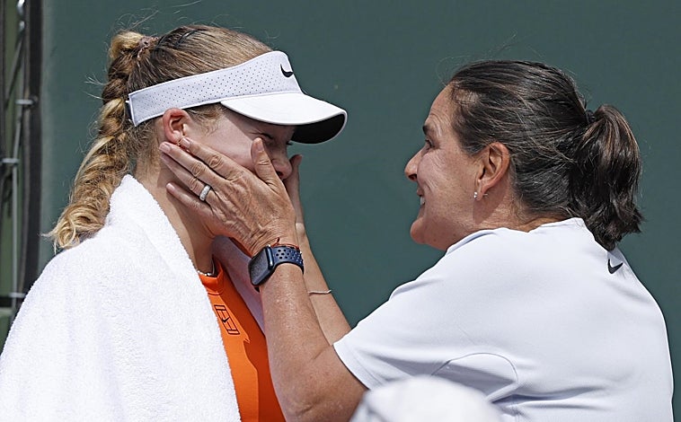 Imagem principal - Andreeva (acima) com Conchita Martinez, Fonseca (esquerda) e Landaluce (direita) com a equipe da Copa Davis.