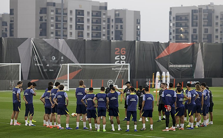 Imagen principal - El Atlético, conjurándose en el entrenamiento. Rueda de prensa de Simeone y Koke. Xabi Alonso, en la suya. 