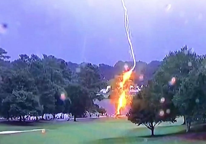 Un rayo cae sobre un campo de golf