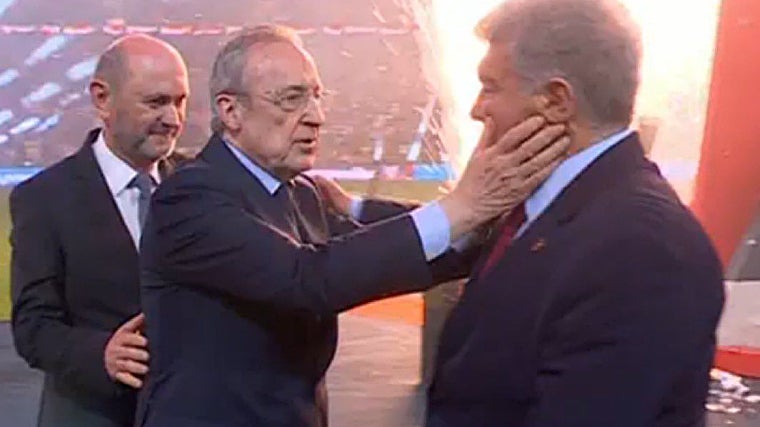 Florentino Pérez, con gesto serio, felicita a Laporta en el podio en presencia de Louzán, presidente de la RFEF