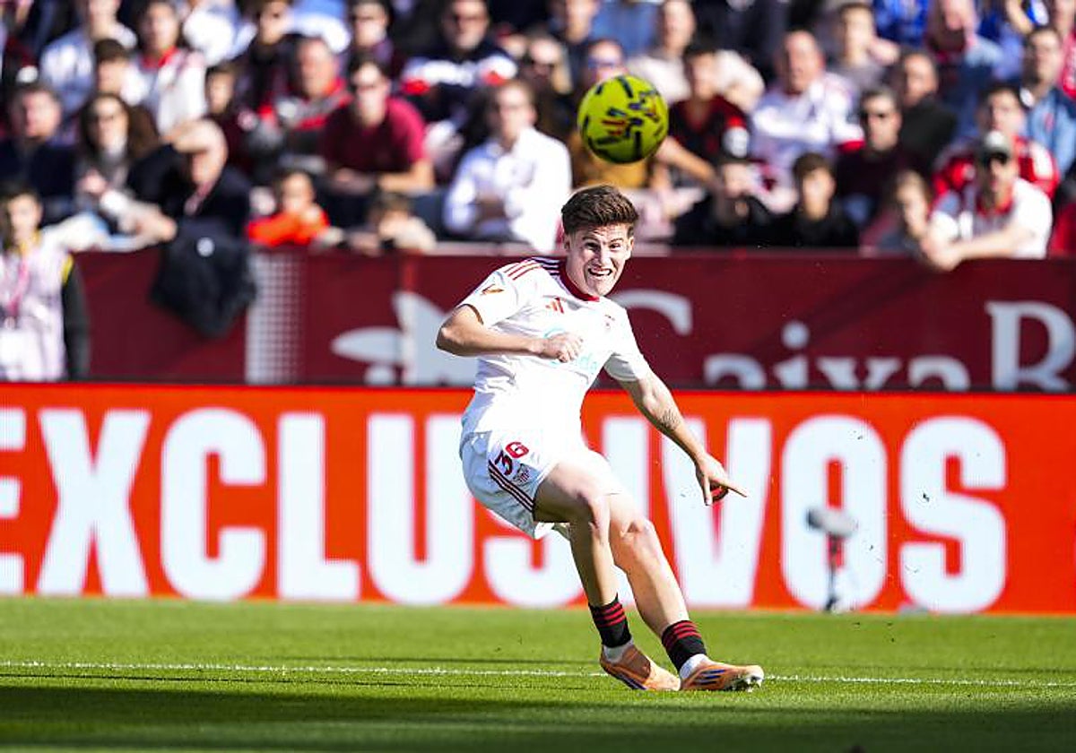 Pérez Solano, en el foco del Gol Norte antes del Sevilla-Oviedo