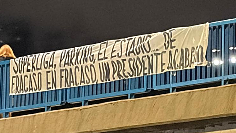 Banners aparecem contra Florentino Perez: 