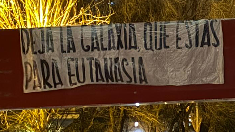Banners aparecem contra Florentino Perez: 