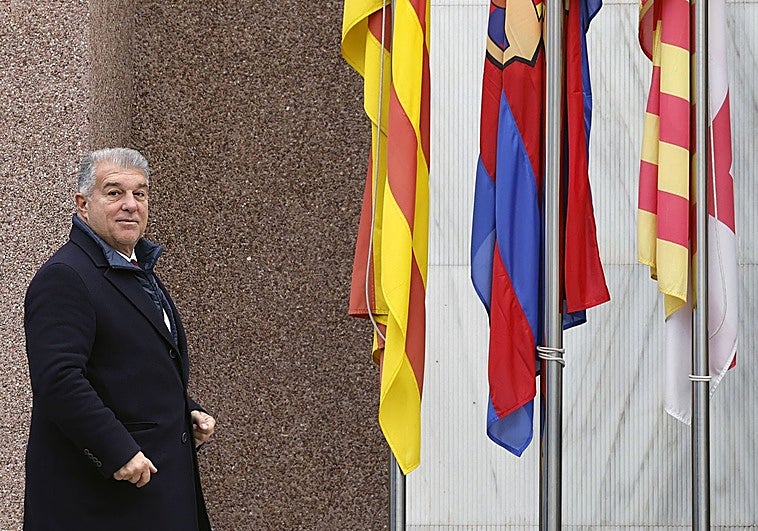 Laporta dimite para arrasar