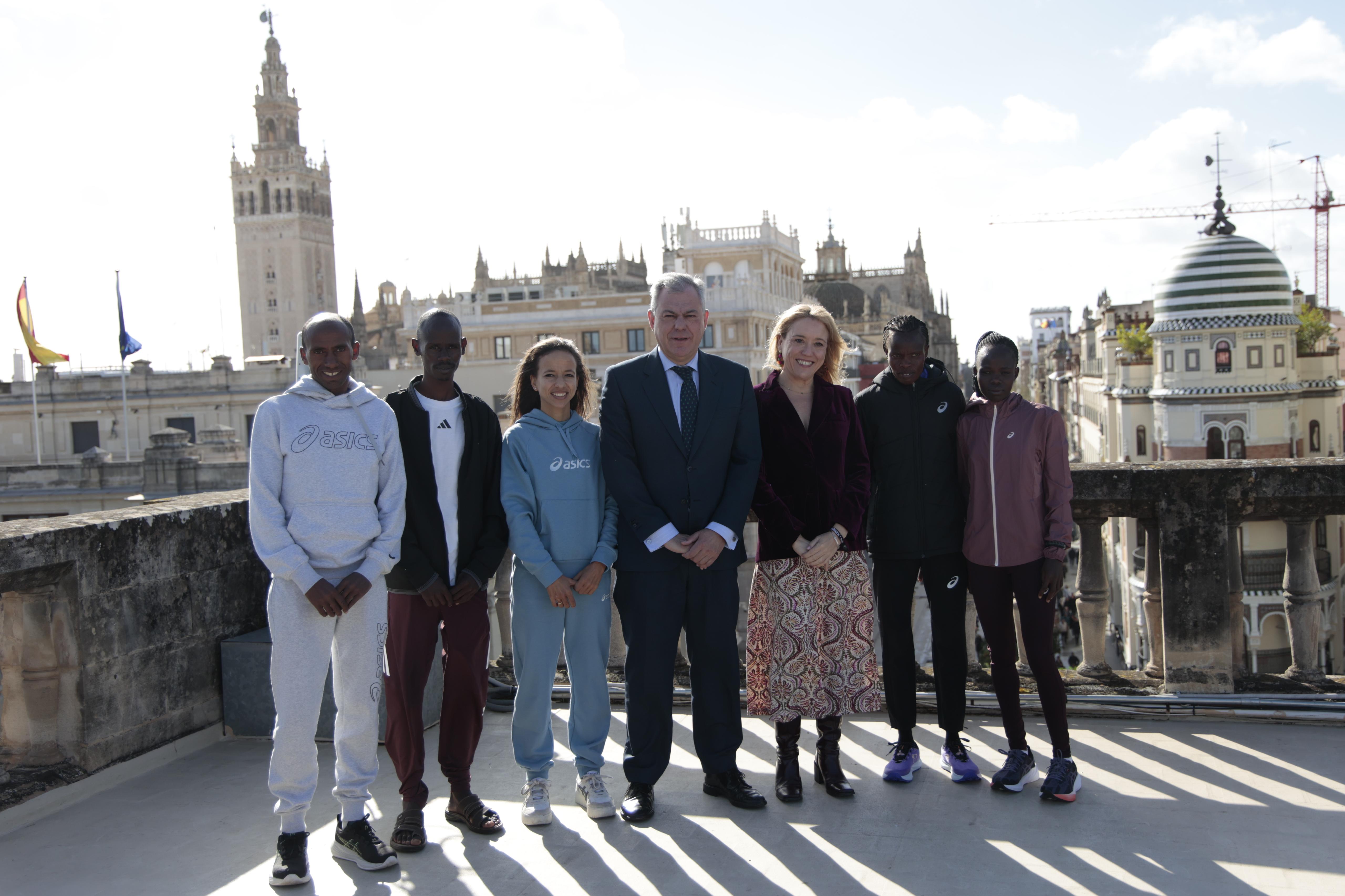La llegada de los atletas de élite marca la antesala del Zurich Maratón de Sevilla 2026