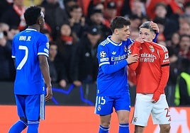 Un golazo de Vinicius allana la repesca en un partido con lío racista
