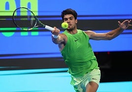 Alcaraz se sobrepone al saque de Khachanov y avanza a semifinales