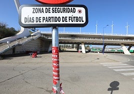 Aparecen pintadas y símbolos ultras del Sevilla en los aledaños del estadio de la Cartuja