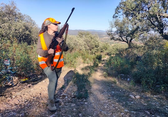 Foto de una joven durante una jornada de caza organizada por la Federación Andaluza de Caza