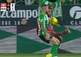 La mano pitada a Aitor en el segundo gol del Sevilla ante el Betis en el derbi