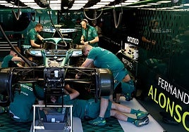 Un frustrado Newey confirma el drama de Aston Martin y Alonso señala a Honda