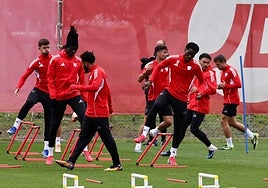 Alineaciones del Sevilla - Rayo de LaLiga EA Sports 2025-2026: onces y banquillo de suplentes