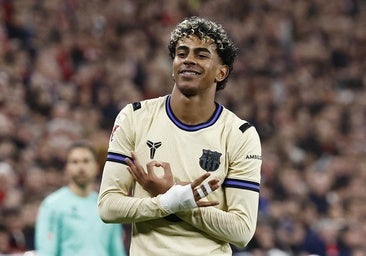 Lamine ilumina una noche gris