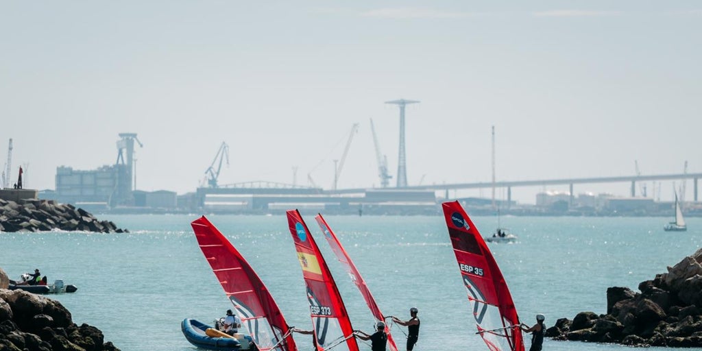Los iQFOiL Games 2026 llegan a la bahía de Cádiz