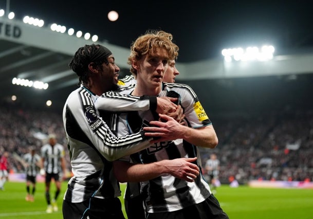 Gordon celebra su gol ante el Manchester United