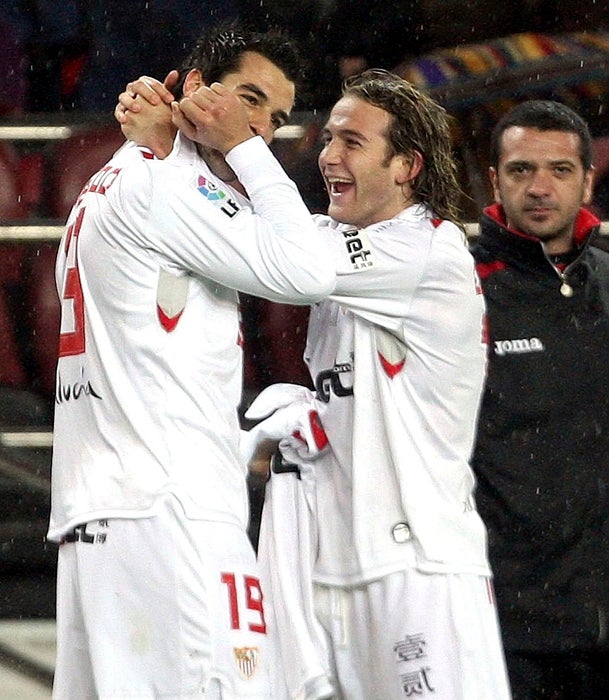 Álvaro Negredo y Diego Capel celebran un gol en la Copa de 2010