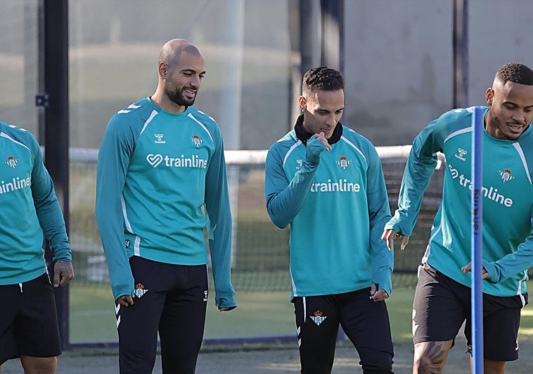 Amrabat junto a Antony y Natan en un entrenamiento del Betis (Archivo)