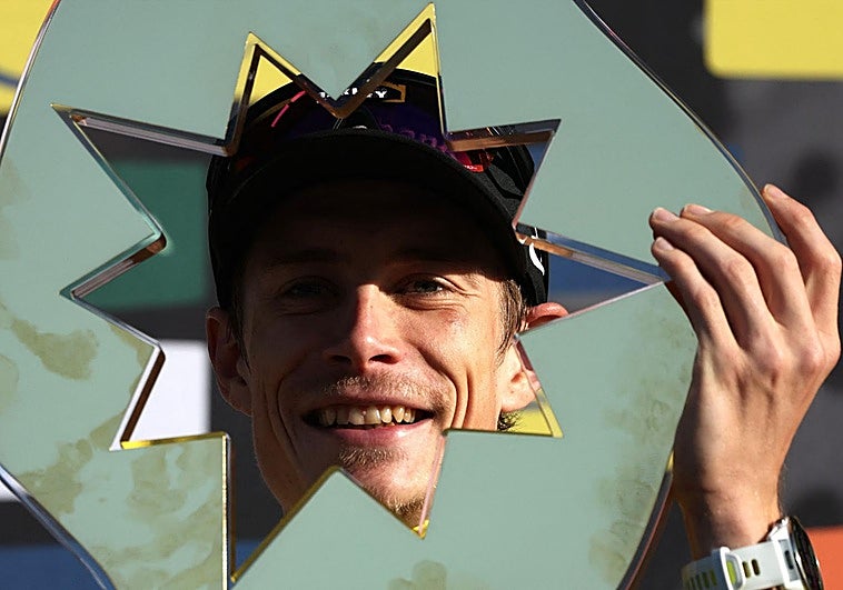 Jonas Vingagaard, con el trofeo de la París-Niza