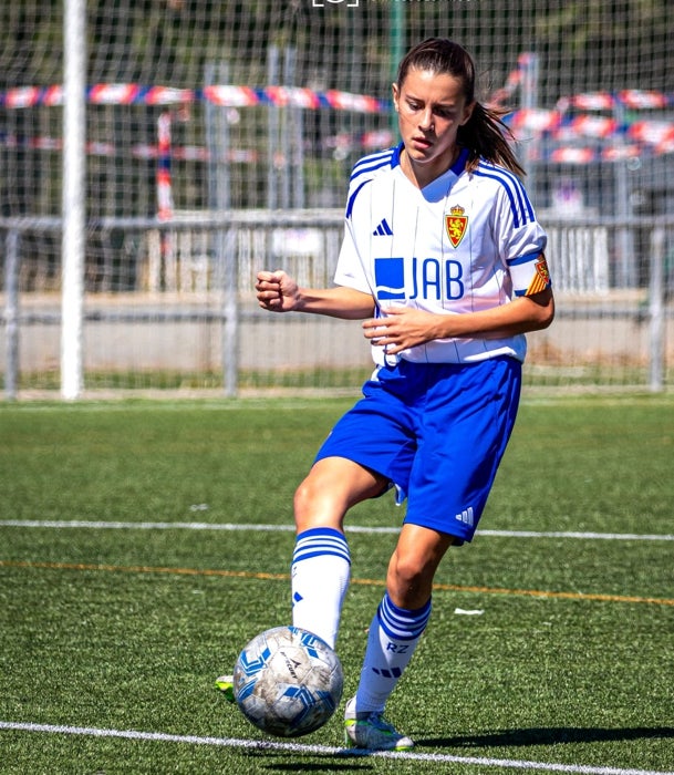 Carlota juega al fútbol con el Zaragoa