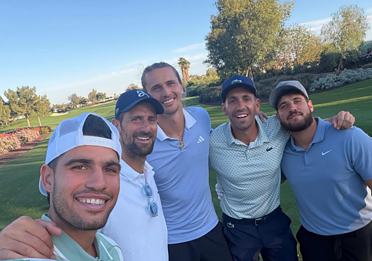 Alcaraz, con Djokovic, Zverev, Carlos Gómez y Álvaro Alcaraz.