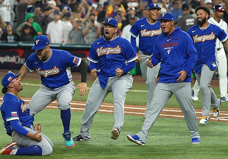 Jugadores de Venezuela celebran la victoria ante Estados Unidos.