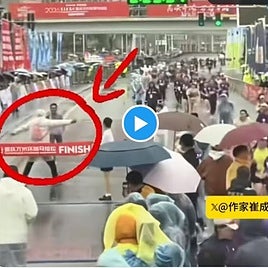 Sheng Xue Li, en el momento de ser bloqueado por el juez.