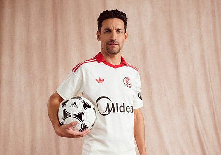 Así es la camiseta que el Sevilla lucirá en la 'jornada retro' de LaLiga ante el Atlético de Madrid