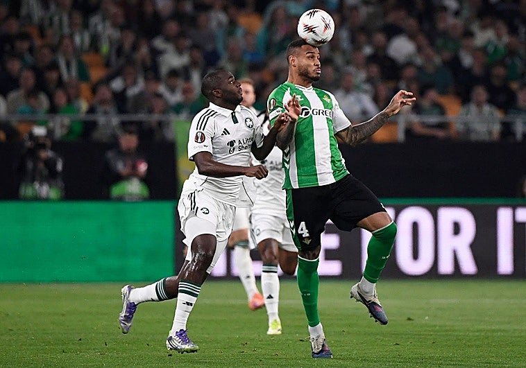 Natan disputa un balón durante el Betis-Panathinaikos