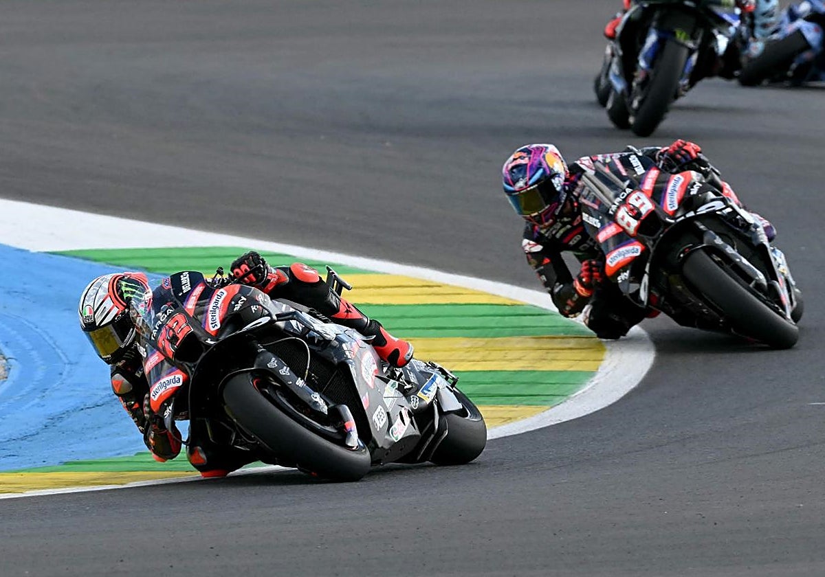Bezzecchi lidera la carrera seguido por su compañero en Aprilia, Jorge Martín.